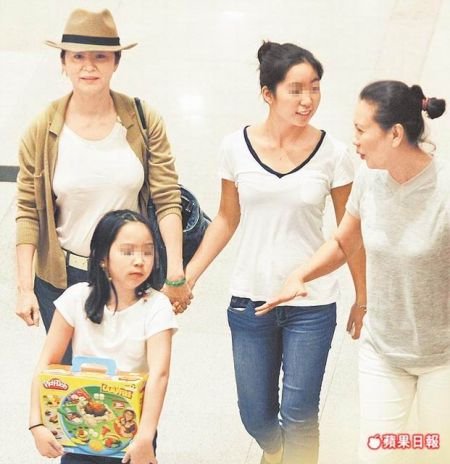 林青霞與兩女兒逛街購物 教女選購化妝品(圖)