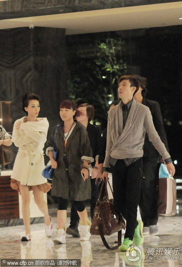 蕭薔深夜裹毛衣外出 一路小跑被人拉上車(圖)