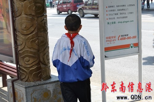 “圍脖”不該這樣圍——紅領巾怎能反著帶