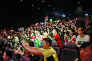 金雞組織混亂趙薇道歉:真不知道大家被堵門外