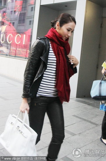 黎姿撇兩女與友人逛街扮靚 小腹微隆疑似有喜