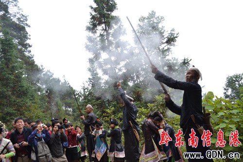 中國百名作家黔東南行之采風神秘岜沙(組圖)