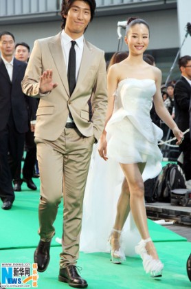 江一燕抹胸白色拖地禮服驚艷東京電影節(圖)