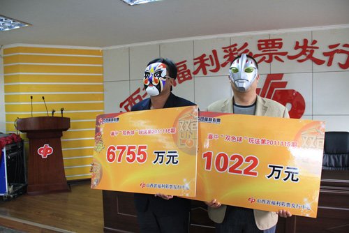 山西兩巨獎得主齊現(xiàn)身 當(dāng)場捐款助學(xué)(組圖)