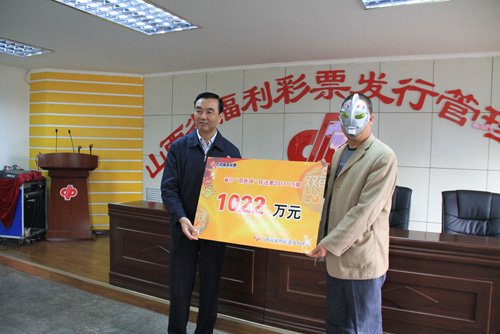 山西兩巨獎得主齊現(xiàn)身 當(dāng)場捐款助學(xué)(組圖)