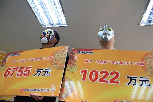 山西兩巨獎得主齊現(xiàn)身 當(dāng)場捐款助學(xué)(組圖)