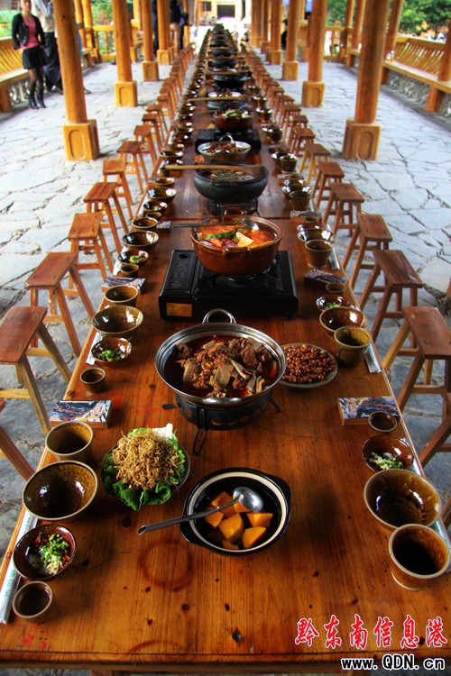 品嘗長桌宴 感受苗家樂(組圖)