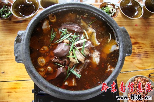 品嘗長桌宴 感受苗家樂(組圖)