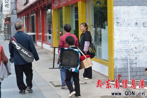 小學生周末當起擦鞋工 體恤父母分擔勞苦(圖)