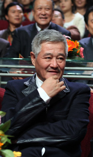 大學生電視節閉幕 趙本山曝龍年春晚演年輕人