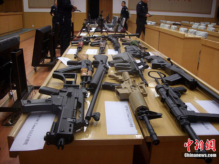 蘭州警方繳獲大批仿真槍宛如“世界名槍展”