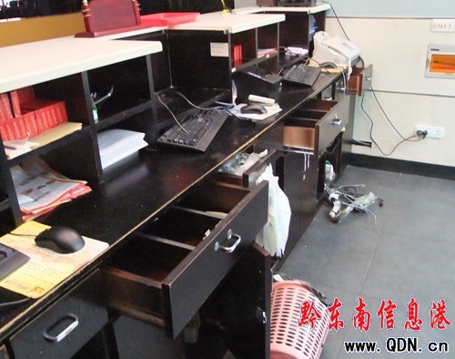 大膽竊賊半夜蒙面持刀進店 盜走三臺電腦