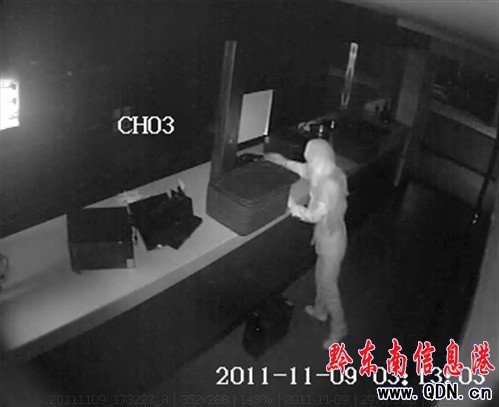 大膽竊賊半夜蒙面持刀進店 盜走三臺電腦