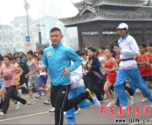 聶遠領跑超100公里跑迷你馬拉松賽(圖)