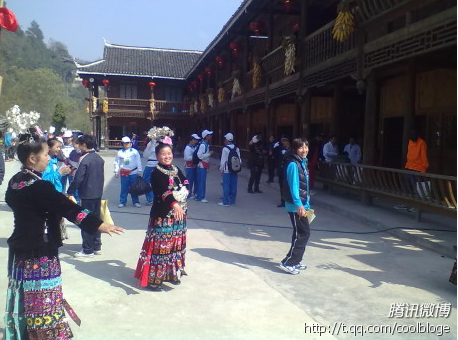 丁常琴和苗族同胞共跳蘆笙舞(圖)