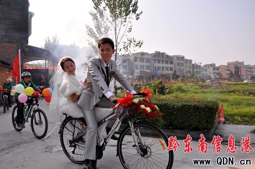 天柱縣一侗族青年舉行“單騎婚禮”(圖)