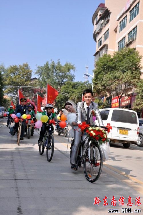 天柱縣一侗族青年舉行“單騎婚禮”(圖)