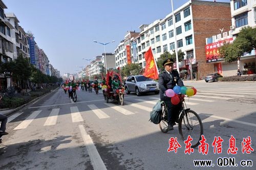 天柱縣一侗族青年舉行“單騎婚禮”(圖)