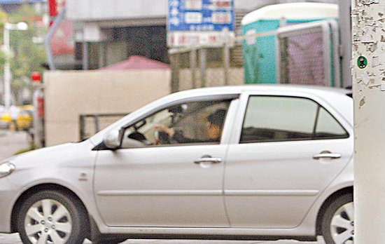 周董搭175萬座駕趕工 6.6億臺幣全數交母親