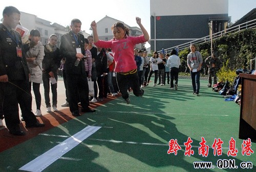 凱里應(yīng)征男女青年接受各項(xiàng)測(cè)試