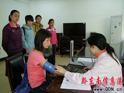 凱里應(yīng)征男女青年接受各項(xiàng)測(cè)試