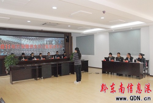 凱里應(yīng)征男女青年接受各項(xiàng)測(cè)試