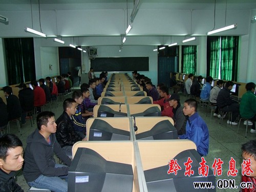 凱里應(yīng)征男女青年接受各項(xiàng)測(cè)試