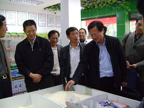 孫登峰陪同國家糧食局副局長到凱里等地考察