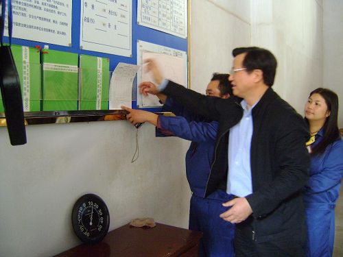 孫登峰陪同國家糧食局副局長到凱里等地考察