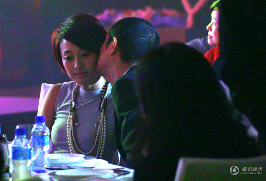 文章獲獎臺下偷吻馬伊琍 稱