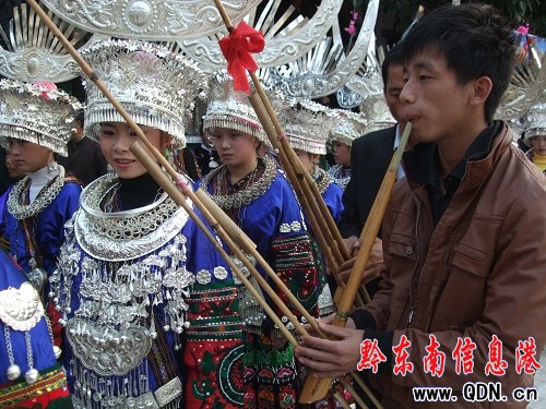 ��ɽ��կ�e����Ů�����J�ϡ�ӑ���������(�D)