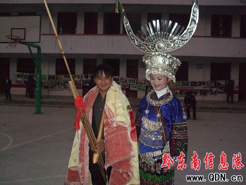 ��ɽ��կ�e����Ů�����J�ϡ�ӑ���������(�D)