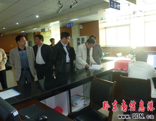 徐德江副主任赴岑鞏縣政務(wù)服務(wù)中心督查調(diào)研