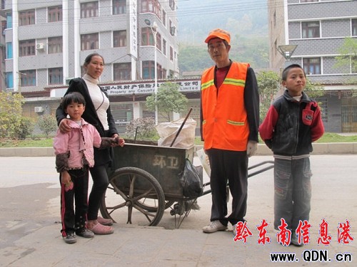 12歲少年上街當“清潔工”該是不該?