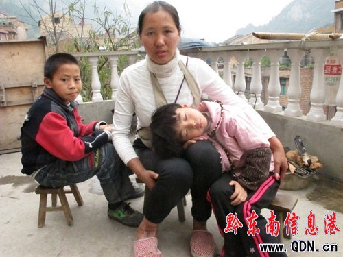 12歲少年上街當“清潔工”該是不該?