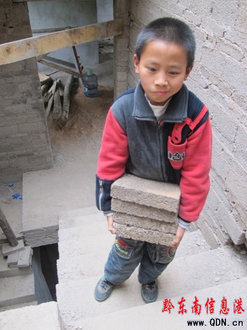 12歲少年上街當“清潔工”該是不該?