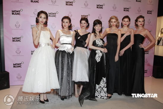 周慧敏穿低胸黑裙露性感 遭女模特偷瞄(圖)