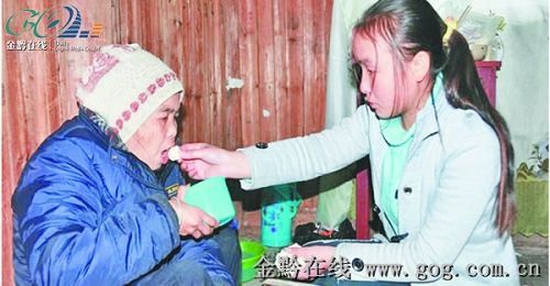 “貴州孝女”帶著失明的養母去上高中(圖)