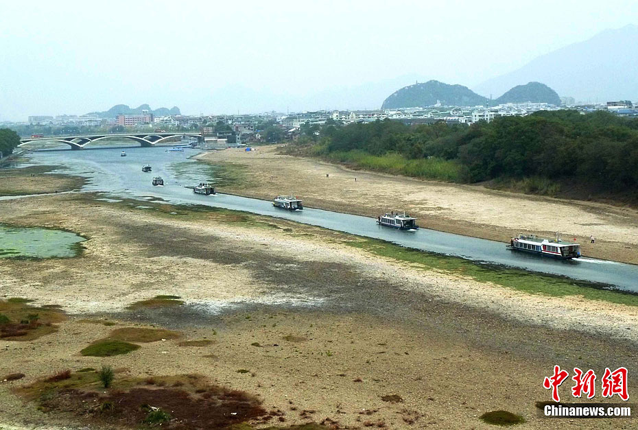 桂林漓江水位急劇下降河床大面積裸露