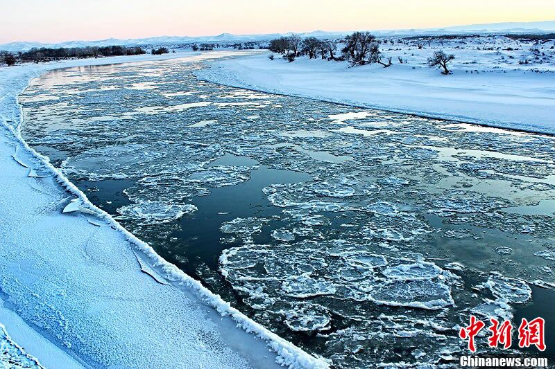 新疆額爾齊斯河現流凌盡顯夢幻冰雪情