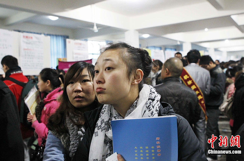 女大學生在招聘會上的求職表情