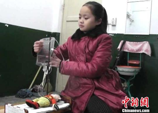 ���ô��F���·����һС�WŮ���l(f��)��ݔҺ����