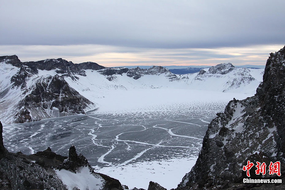 冬季長白山難得一見的“冰雪天池”