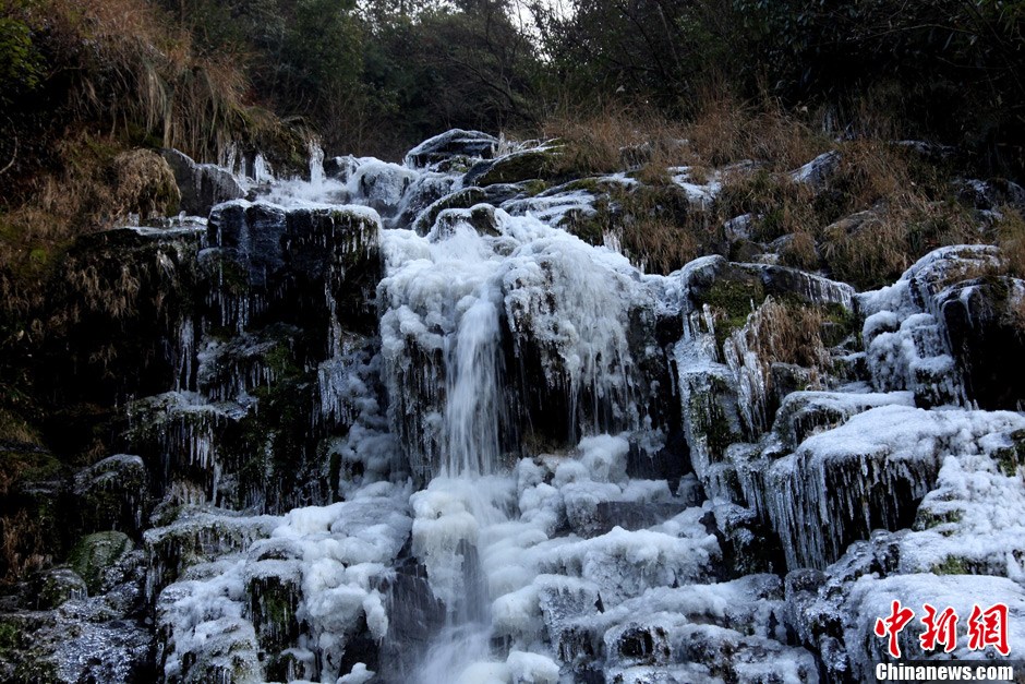 黃山“三江”源頭現大面積冰瀑奇觀