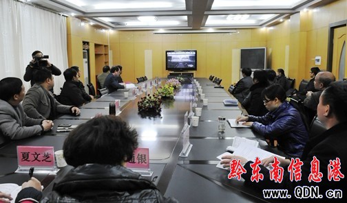 岑鞏干群集中收看黔東南州第九次黨代會盛況