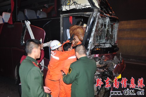 滬昆高速臺江段大巴失控釀事故 1死10余人傷