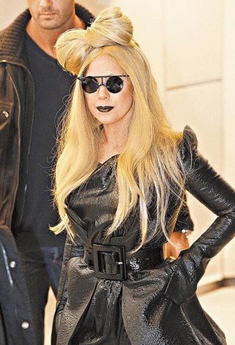 Lady Gaga頂蝴蝶結(jié)亮相 發(fā)型重復(fù)被疑技窮(圖)