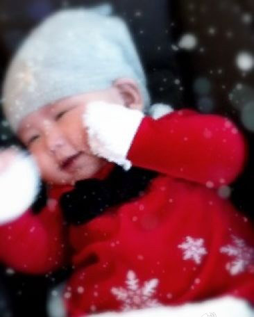 林熙蕾曬愛女圣誕萌照 白胖小公主瞇眼甜笑