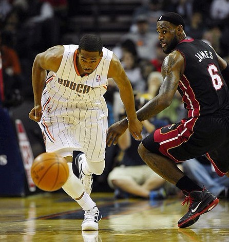 韋德2.9秒絕殺熱火勝山貓 皇帝35+7造16分逆轉