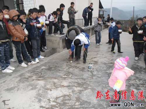 七旬老人揮毫“地書”傳授中國書法(圖)